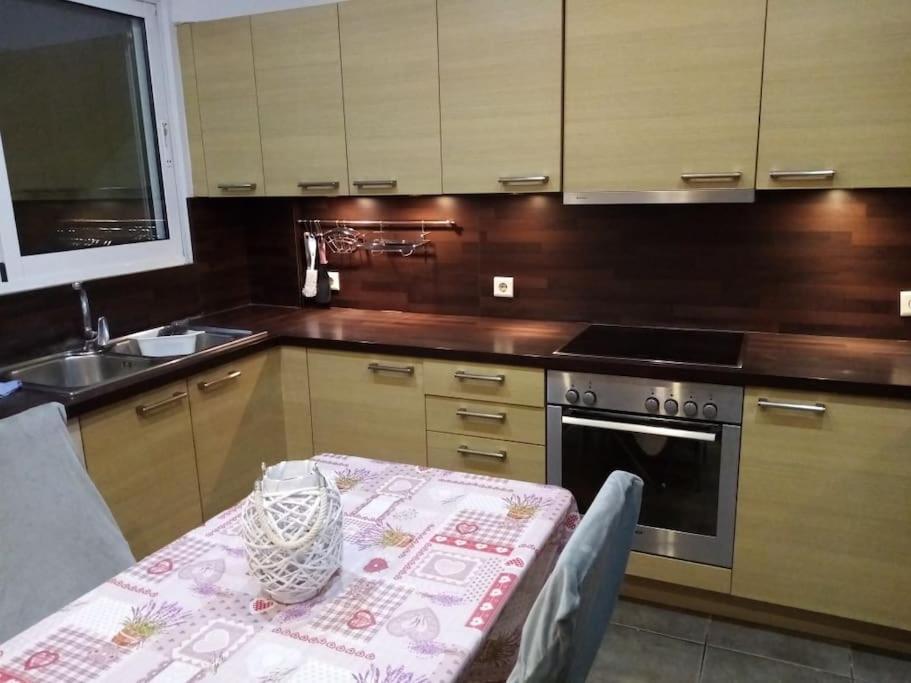 Ferienwohnung Τεσσαρι Στον Ναυτικο Ομιλο Χiου Chios Town Exterior foto
